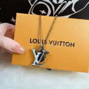 1V 20FW INITIALES 經典logo Monogram 白松石 項鍊 吊墜 M00317：圖片 3