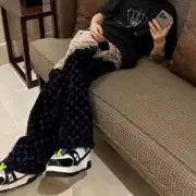 巴黎 BLC 24SS 水鑽燙鑽皇冠logo 小破壞 簡約素色 短袖T恤 黑色：圖片 5