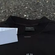 巴黎 BLC 24SS 水鑽燙鑽皇冠logo 小破壞 簡約素色 短袖T恤 黑色：圖片 9