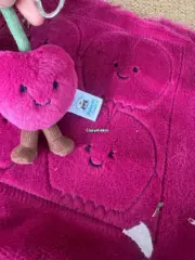 【現貨】【過驗】Jellycat 趣味櫻桃櫻桃小人 鑰匙圈吊飾掛飾配件安撫玩偶娃娃 11cm：圖片 11