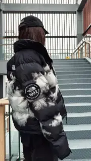 THE NOTH FACE 1992系列 扎染印花雲朵 30周年限定款 北臉 羽絨外套 夾克：圖片 3