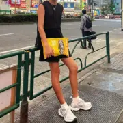 【預售】巴黎 BLC 24SS 秀款 拉鍊薯片包手拿包手提包小包 頭層牛皮 黃色：圖片 5