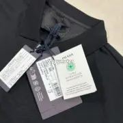 【現貨】【全套包裝】PRA 25SS KF三角標logo 拉鍊Polo衫短袖T恤 黑色：圖片 6