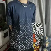 1V 22SS Monogram 滿版 Logo 印花 漸層 短袖 T恤：圖片 7