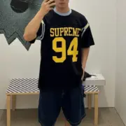 【預售】Supreme SS25 Week8 Split S/S Football Top 拼接印花羅紋短袖T恤美式足球衣：圖片 2