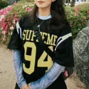 【預售】Supreme SS25 Week8 Split S/S Football Top 拼接印花羅紋短袖T恤美式足球衣：圖片 4