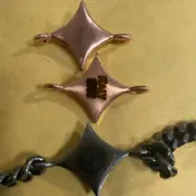 【現貨】【過驗】1V Instinct Bracelet 雙色拼接拼色 黑銀 字母花卉 古巴手鍊手環：圖片 4