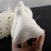 【現貨】YEEZY Foam Runner "Sand" 沙色 洞洞鞋 洞洞拖 拖鞋 YZY FY4567：圖片 7