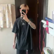 巴黎 BLC 24SS 水洗糜爛流蘇下擺破壞 雙環刺繡logo 短袖T恤 小領口BOXY短寬版型：圖片 4