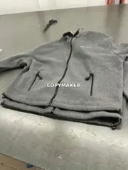 M1U M1U 24SS 繆繆 字母Logo刺繡 搖粒絨 立領夾克外套 灰色：圖片 3