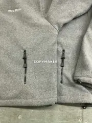 M1U M1U 24SS 繆繆 字母Logo刺繡 搖粒絨 立領夾克外套 灰色：圖片 6