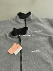 M1U M1U 24SS 繆繆 字母Logo刺繡 搖粒絨 立領夾克外套 灰色：圖片 8