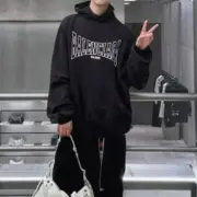 【現貨】巴黎 BLC 24FW 胸口大logo 開裂破壞印花 帽T連帽衛衣帽衫 黑色：圖片 4