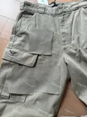 PRA 24SS 素色簡約 三角標小logo 水洗寬鬆口袋工裝褲長褲 橄欖綠：圖片 10