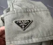 PRA 24SS 素色簡約 三角標小logo 水洗寬鬆口袋工裝褲長褲 橄欖綠：圖片 11