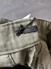 PRA 24SS 素色簡約 三角標小logo 水洗寬鬆口袋工裝褲長褲 橄欖綠：圖片 13