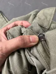 PRA 24SS 素色簡約 三角標小logo 水洗寬鬆口袋工裝褲長褲 橄欖綠：圖片 14