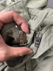 PRA 24SS 素色簡約 三角標小logo 水洗寬鬆口袋工裝褲長褲 橄欖綠：圖片 15