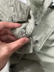 PRA 24SS 素色簡約 三角標小logo 水洗寬鬆口袋工裝褲長褲 橄欖綠：圖片 16