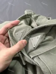 PRA 24SS 素色簡約 三角標小logo 水洗寬鬆口袋工裝褲長褲 橄欖綠：圖片 17