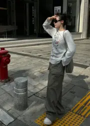 PRA 24SS 素色簡約 三角標小logo 水洗寬鬆口袋工裝褲長褲 橄欖綠：圖片 24