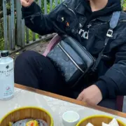 【預售】1V Outdoor   經典老花 牛皮拼接帆布  郵差包側背包單肩包 黑色：圖片 5