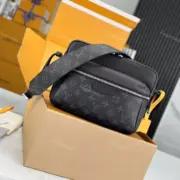 【預售】1V Outdoor   經典老花 牛皮拼接帆布  郵差包側背包單肩包 黑色：圖片 8