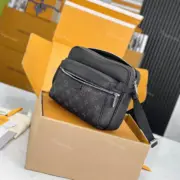 【預售】1V Outdoor   經典老花 牛皮拼接帆布  郵差包側背包單肩包 黑色：圖片 9