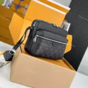 【預售】1V Outdoor   經典老花 牛皮拼接帆布  郵差包側背包單肩包 黑色：圖片 10