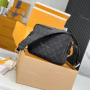 【預售】1V Outdoor   經典老花 牛皮拼接帆布  郵差包側背包單肩包 黑色：圖片 11