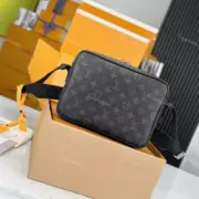 【預售】1V Outdoor   經典老花 牛皮拼接帆布  郵差包側背包單肩包 黑色：圖片 12