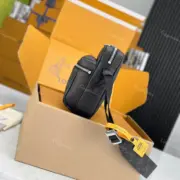 【預售】1V Outdoor   經典老花 牛皮拼接帆布  郵差包側背包單肩包 黑色：圖片 13