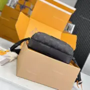 【預售】1V Outdoor   經典老花 牛皮拼接帆布  郵差包側背包單肩包 黑色：圖片 14