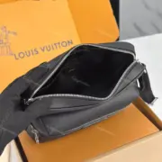 【預售】1V Outdoor   經典老花 牛皮拼接帆布  郵差包側背包單肩包 黑色：圖片 15