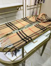 BR The Classic Check Cashmere Sacrf 經典格紋 純羊絨 圍巾披肩 卡其色：圖片 4
