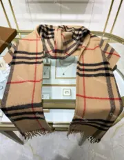 BR The Classic Check Cashmere Sacrf 經典格紋 純羊絨 圍巾披肩 卡其色：圖片 5