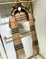 BR The Classic Check Cashmere Sacrf 經典格紋 純羊絨 圍巾披肩 卡其色：圖片 6