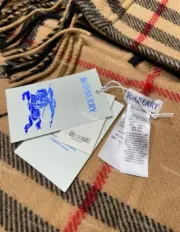 BR The Classic Check Cashmere Sacrf 經典格紋 純羊絨 圍巾披肩 卡其色：圖片 8