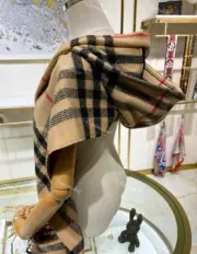 BR The Classic Check Cashmere Sacrf 經典格紋 純羊絨 圍巾披肩 卡其色：圖片 9