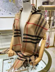 BR The Classic Check Cashmere Sacrf 經典格紋 純羊絨 圍巾披肩 卡其色：圖片 10