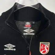 【預售】Sup x Umbro SS25 聯名 徽章印花條紋 拉鍊毛衣夾克外套 三色：圖片 8