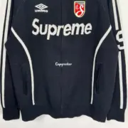 【預售】Sup x Umbro SS25 聯名 徽章印花條紋 拉鍊毛衣夾克外套 三色：圖片 9