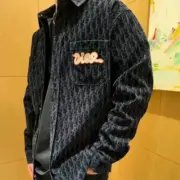 【現貨】【福利回饋】D1OR x KAWS Oblique 滿版logo 滿印 反毛皮麂皮襯衫夾克外套 活性黑：圖片 3