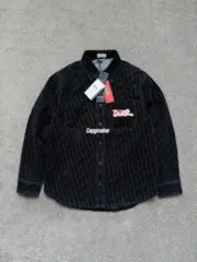 【現貨】【福利回饋】D1OR x KAWS Oblique 滿版logo 滿印 反毛皮麂皮襯衫夾克外套 活性黑：圖片 4