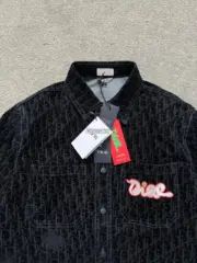 【現貨】【福利回饋】D1OR x KAWS Oblique 滿版logo 滿印 反毛皮麂皮襯衫夾克外套 活性黑：圖片 5