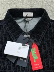 【現貨】【福利回饋】D1OR x KAWS Oblique 滿版logo 滿印 反毛皮麂皮襯衫夾克外套 活性黑：圖片 8