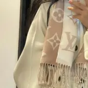 1V 滿版logo 雙面 經典款 純羊毛 圍巾 披肩 三色：圖片 13