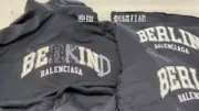 巴黎 BLC 23FW Be kind 補丁刺繡做舊破壞 logo字母 帽T連帽衛衣 水洗藍黑 柏林限定：圖片 7