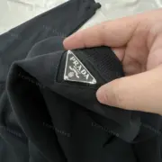 PRA 23FW 素色簡約 三角標小logo 鐵牌 大學T圓領衛衣長袖：圖片 8