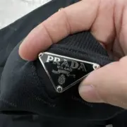 PRA 23FW 素色簡約 三角標小logo 鐵牌 大學T圓領衛衣長袖：圖片 9